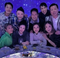 54岁邱淑贞与富豪老公罕见同框，素颜现身完全看不出岁月痕迹