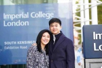 55岁英拉和儿子罕见一起亮相！又变嫩了，儿子又高又帅还是大学霸