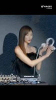 想到了：“她私下就是烟酒都来啊”
