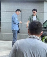 陈建斌街头拍戏引围观！穿一双拖鞋配脏袜子，被助理撑伞气场十足