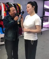 “谢广坤”与“杨晓燕”合唱，举止亲密，真不怕被师傅收拾啊？