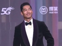林志玲老公现身金钟奖，大背头招牌式挥手，绅士风度帅气有型