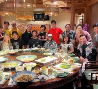 68岁寇世勋与杨紫琼聚会！紧贴肩膀姿势亲密，与两位老婆共处26年