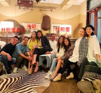 42岁霍建华参加贵妇圈聚会！与众美女合影脸色通红，表情略显拘谨