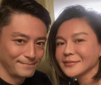 42岁霍建华现身贵妇圈，满脸通红美女簇拥，3年不拍戏身材略发福