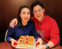 郭晶晶低调过生日，与64岁婆婆同框显娇小，41岁生三胎后转战商圈