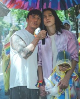 林瑞阳儿子近况曝光，与男网红拍牵手照，还躺在床上