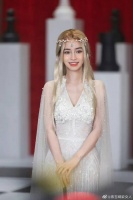杨颖金色长发头戴王冠身穿白色纱裙，好似童话中走出的精灵公主！