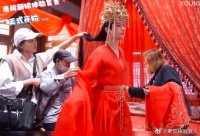 成毅穿红色新娘装太好看了，翘个兰花指，身段妖娆，太好笑啦！