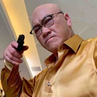 67岁港星现身内地无人识！街边吃两块钱的豆腐脑，胡子拉碴状态好