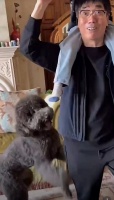 戏骨范明近况曝光，与64岁富婆妻子在家带孙子，住别墅生活惬意