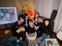 刘恋晒张歆艺于文文等聚会照 乘风姐姐团姐妹情深