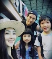 曹格疑官宣新恋情！与神秘女亲密贴脸合照，承认婚变和老婆已分居