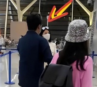 网友英国偶遇李湘母女，背万元包打扮低调，女儿身高赶上李湘