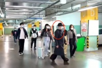 “唐僧”徐少华街边做公益！发传单不怕累，被众人迎接鞠躬感谢