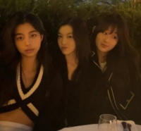 16岁李嫣近照曝光，气质清冷颜值高，身材苗条五官越来越精致耐看