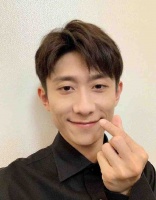 没换女友！张一山和美女同回酒店，她就是去年乘坐法拉利的那一位