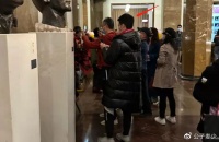 胡军儿子帅到认不出！14岁高一米八魁梧壮硕，五官深邃帅过爸爸