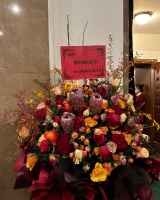 13岁胡军儿子看话剧被拍！打扮低调接妈妈下班，一米八身高太抢眼