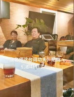 唐国强带小12岁混血妻子聚会！背大段台词不结巴，女方五官精致