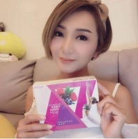 51岁港星定居东莞！皮肤紧致似少女，街边大口吃臭豆腐无明星架子