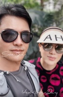 吕良伟与小15岁老婆爬山！卖力打拳一身健硕肌肉，娇妻秀纤细美腿