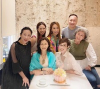 朱玲玲与众港姐相聚，60多岁依然年轻，可是丈夫罗康瑞已白发苍苍