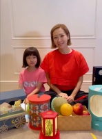 关心妍与老公女儿晒全家福庆结婚13周年 为二人世界连吃两顿饭