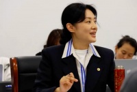 54岁周涛罕见更新近照，素颜便服现身会场，桌前保温杯接地气