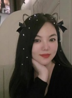 46岁李湘携女儿外出吃饭，获外国小哥专门服务，独自饮酒略显落寞