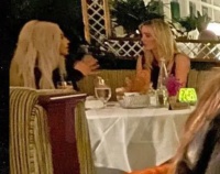 伊万卡飞LA约会金·卡戴珊，光腿穿风衣很飒，聊天3小时跟侃爷有关