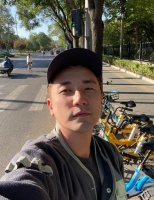 洪永城带妻女和爱犬上山享受大自然 早前离家3个月爱女认不出他