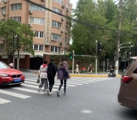 梁安琪来上海，跟儿子低调街头散步，陈岚来上海却坐500万豪车出门