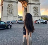 李嫣近况曝光，穿露脐装秀模特身材，出众气质被赞王菲最美女儿