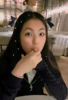 李湘炫富到病态，吃个饭便觉高人一等，对着服务员的脸狂拍！