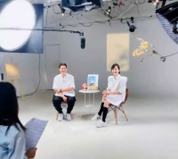 于震夫妇穿情侣装秀恩爱，小13岁娇妻美貌出众，肚子凸起被疑怀4胎