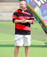 岳云鹏发博回应网络传言：凝视你，工作中