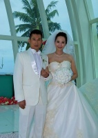 为了赚钱成港姐冠军，后倒贴嫁小六岁河南农村老公，豪买三套房