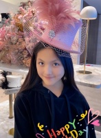 李湘晒国外奢侈生活，王诗龄街头玩手机被偶遇，母女俩越长越像