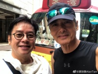 谭咏麟晒与周润发合照 夸对方身体精神状态非常好