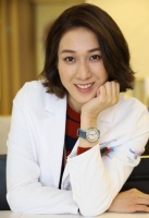 钟嘉欣官宣三胎产女 亲吻女儿幸福满溢