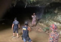 37岁港星国外拍戏出意外！剧组遇暴雨被困山洞，TVB视帝也在里面