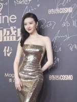 景甜这身抹胸长裙在聚光灯下整个人都好闪耀！