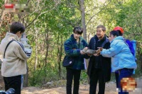 67岁张国立拄拐修缮长城，头发花白放声高歌鼓舞士气，男神确实老了