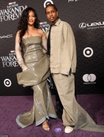 38岁黑豹女星全身彩绘亮相！抢了蕾哈娜的风头，黝黑后背成焦点