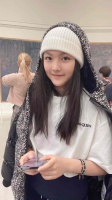 李湘晒王诗龄看展照，瓜子脸戴毛线帽气质十足，网友：真是又优秀又上进