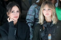 贝嫂帮助昔日儿媳，钦点她拍广告！比对妮可拉亲，撮合儿子复合