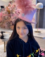 李湘晒国外奢侈生活，王诗龄街头玩手机被偶遇，引起网友热议