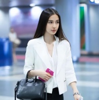 杨颖通宵赶飞机回家，5岁小海绵接机超兴奋，引起网友热议