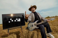 大衣哥田野时尚大片曝光，风衣墨镜帅气有型，网友直呼认不出